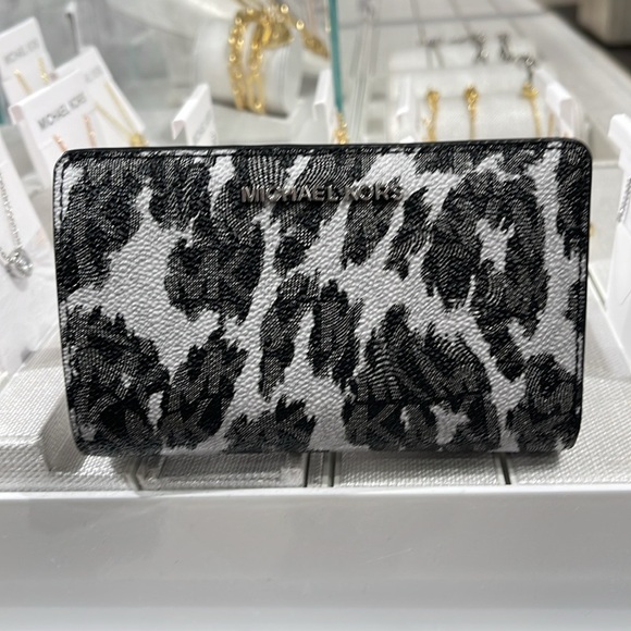 Michael Kors Empire Medium Leopard Logo Wallet
COLOR BLACK COMBO
NWT - Picture 14 of 16